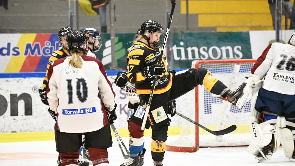 Inför 345 åskådare och en liten klack på Västra Stå bjöd Julia Kaldensjö för en skön målgest när AIK kopplade greppet i SDHL-kvalet mot Haninge.
