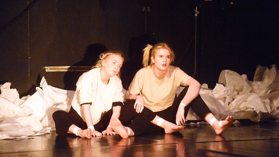 Uma Lindström och Alice Båtsman under föreställningen "Animals". 