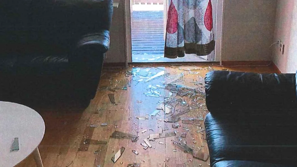Detta var synen som polisen mötte när patrullen kom till lägenheten när mannen hade slagit sönder rutan till balkongdörren.