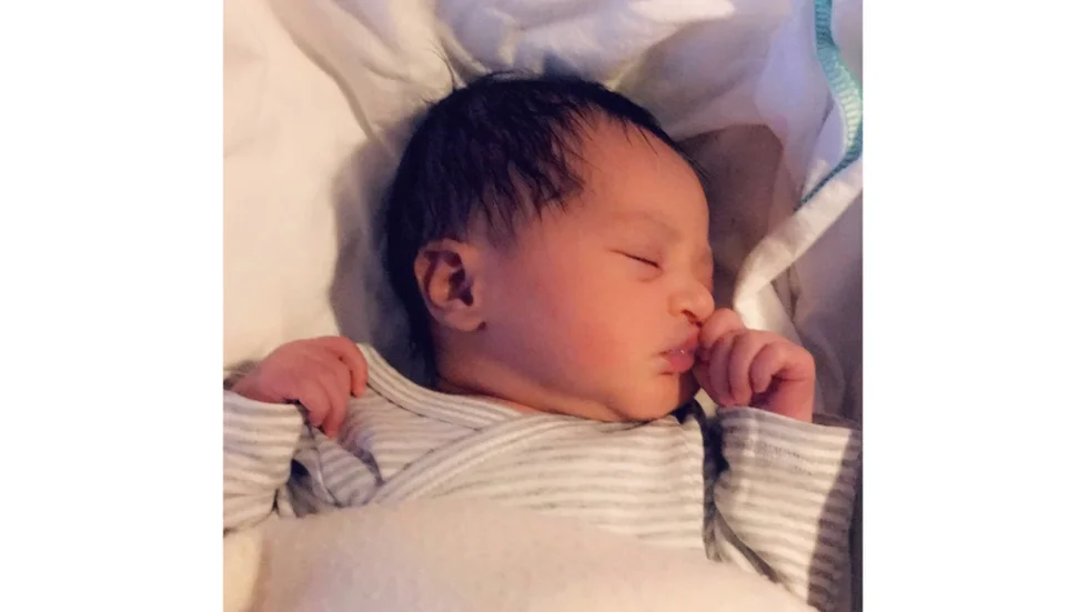 Klockan 21.15 på decenniets första dag föddes Yolyana Grmazghi i hemmet.