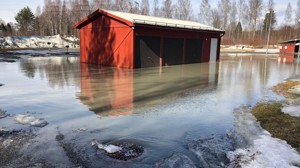 Parkeringen vid SSC Skellefteås lokaler på Lagergatan var vattenfylld vid lunchtid på långfredagen. 