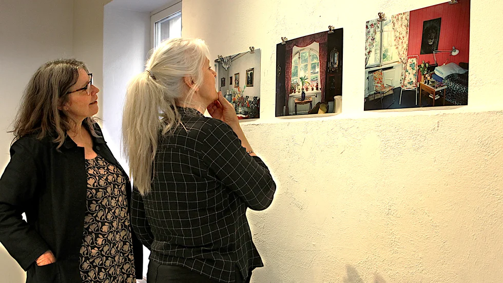 Måna Engström och Eva-Marie Kothe-Sjöholm begrundar några av fotografierna. 
