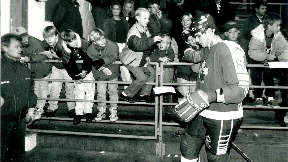 Många autografjägare på plats när Team Canada och Vikingarna drabbade samman i Visby ishall.