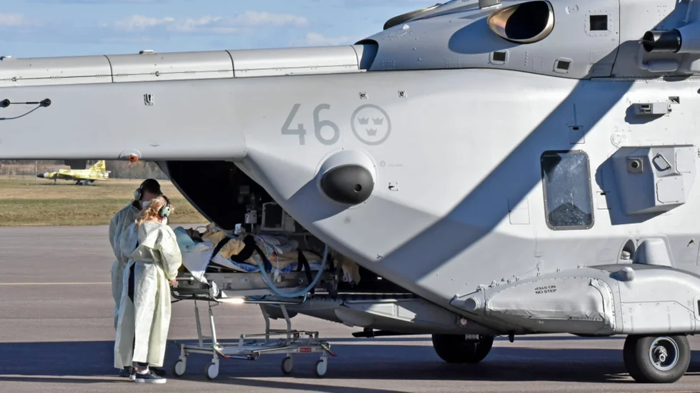 Några av försvarets helikoptrar har anpassats för att kunna flyga patienter med civil vårdpersonal och utrustning.