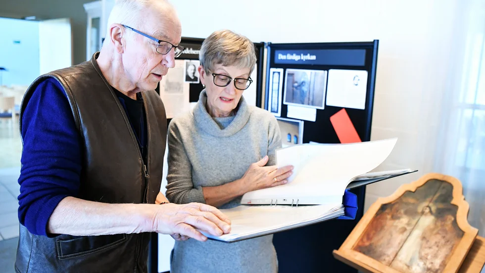 Här är historien. Gunnar Hedman och Christin Östlund ingår i jubileumskommittén som bland annat satt upp en utställning i Församlingshemmet.