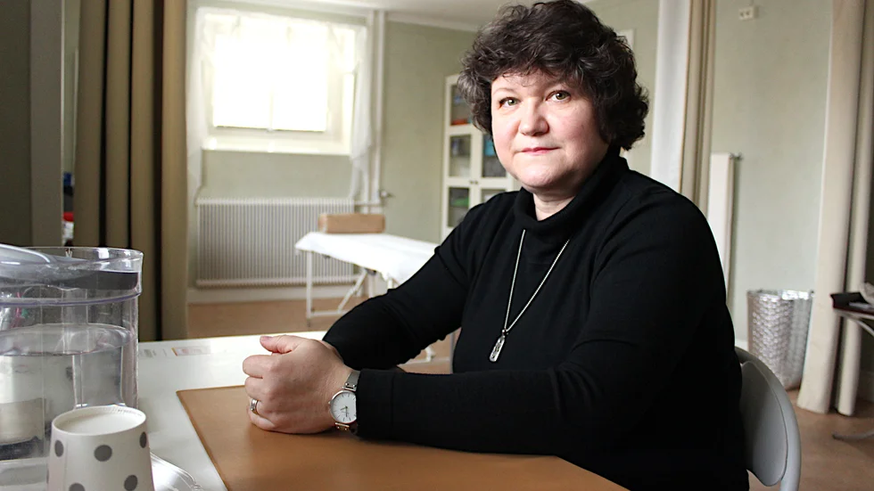 "Jag är alltid optimistisk", säger massören Natalia Purvinene som trots att hon drabbats hårt av coronaviruset tror på sitt företag.