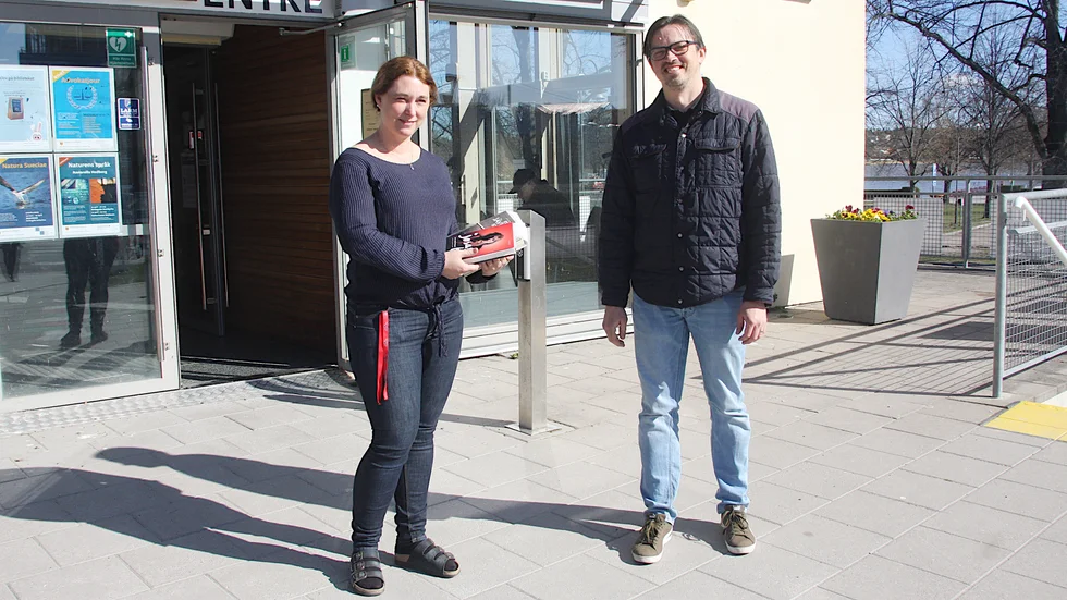 Bibliotekschef Towe Karlsson och Fredrik Ore som hjälper biblioteket att köra ut böcker till människor som inte själva kan hämta dem.