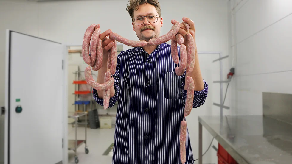 Petter Bendelin tillverkar hantverkskorv i Gotlands korvfabrik som ligger i gamla sockerbruket i Roma.