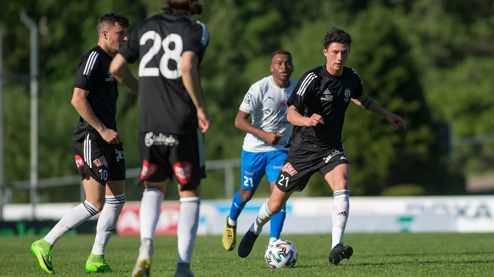Renato Rako, Adam Bark och Ivan Rako bildade ett offensivt mittfält som inte riktigt fick det att studsa rätt i division 1-premiären. Knapp förlust var tungt, men vi fick ändå se en insats som lovar gott inför fortsättningen.