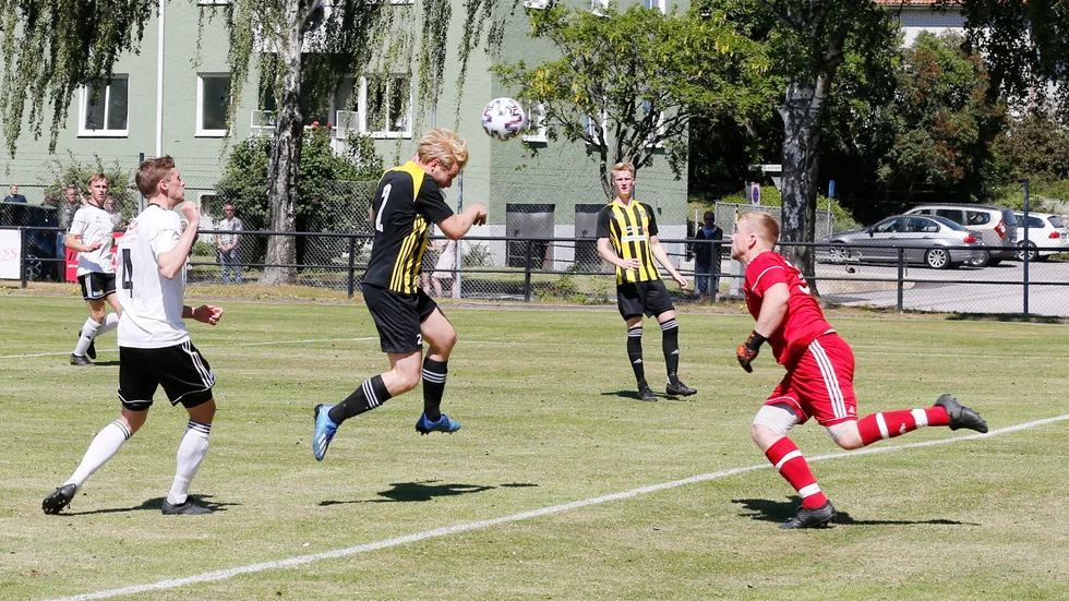 Här nickar Tobias Palm in 1–1 efter en stark individuell prestation.