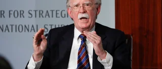 Bolton trotsar Trump och ger ut kritisk bok
