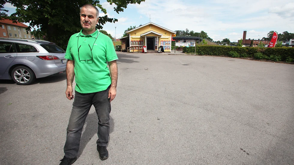 De dubbla inbrotten har inneburit massor av merjobb för butikschefen Kenan Yüksel. "Först har man coronaläget att kämpa mot, sedan det här. Jag känner uppgivenhet."