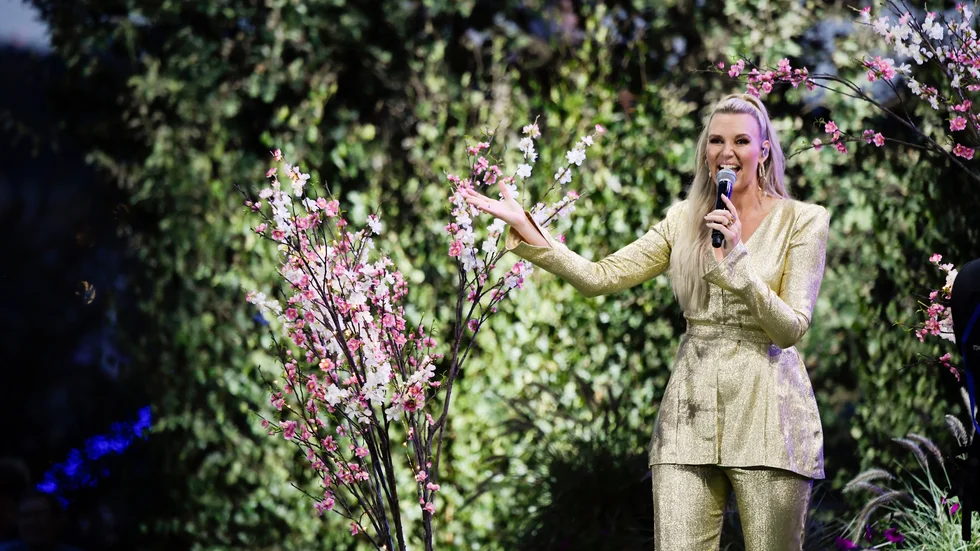 Sanna Nielsen är tillbaka som programledare i "Allsång på Skansen". I år uppträder hon och programmets gäster utan publik på plats. Arkivbild.
