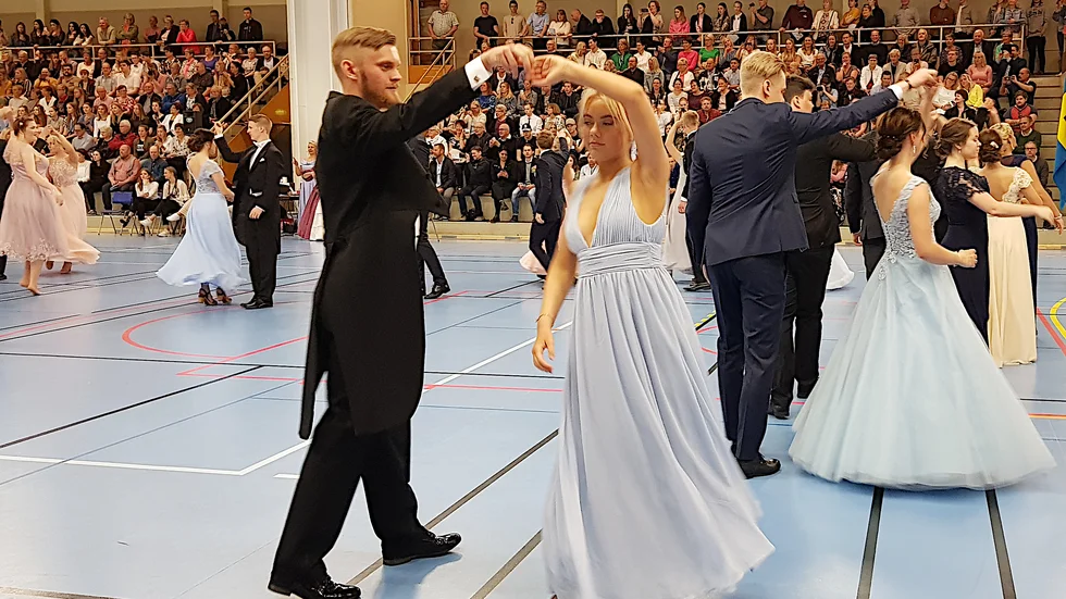 Studentbalen 2019 i en tid innan fysisk och social distansering blev begrepp att förhålla sig till. Nu blir det studentbal även i år - den 18 juli. "Formerna för den är inte spikade", säger Elna Anckarman i balkommittén.