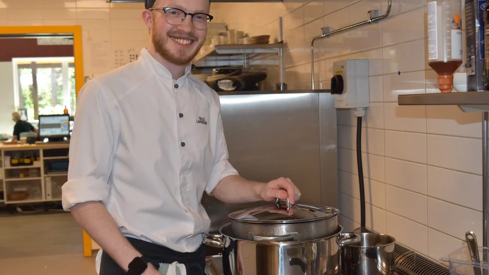 Olle Larsson jobbar är en av två kockar på restaurang Skogen Småland i sommar. Nu söks ytterligare två kockar och lika många serveringspersonal.