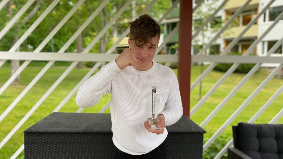 Julian Lidberg med vinnarstatyetten. 