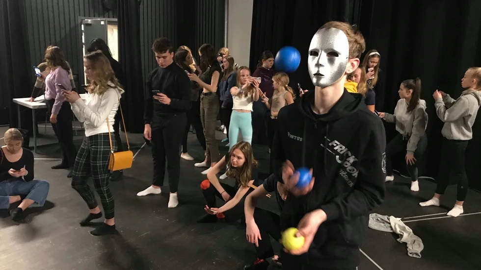 Hundratals ungdomar brukar traditionsenligt delta i Katrineholms kulturskolas storföreställning, något som är klurigt att få till i pandemitider. Nu har man hittat ett smittsäkert sätt att låta showen bli av ändå – som film.