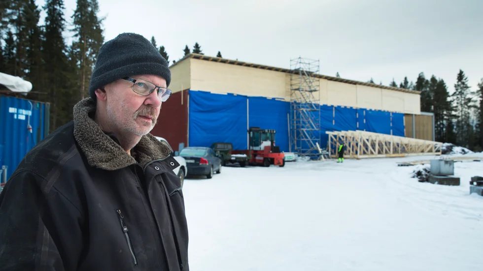 Tre kilometer från Hertsön fortsätter Erik Finnis kamp för att anlägga en småbåtshamn. I december 2021 avslogs hans ansökan om muddring i mark- och miljödomstolen. Nu har mark- och miljööverdomstolen beslutat att upphäva domen och en ny prövning väntar.