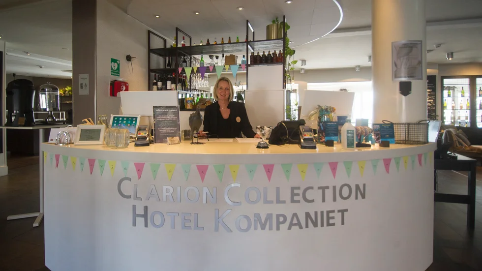 Som för alla andra hotell är det tuffa tider för Clarion. Receptionschef Åsa Björkman berättar att hotellet försöker skaffa nya intäkter, bland annat genom att hyra ut rummen som kontor.