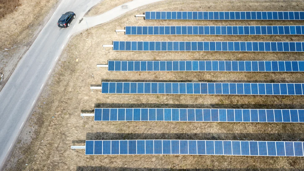 Solceller täcker här en stor del av det som uppenbarligen har varit jordbruksmark men inte nödvändigtvis högproducerande. Länsstyrelserna menar att man måste få ett bättre underlag om bästa placering valts när en park ska byggas. 