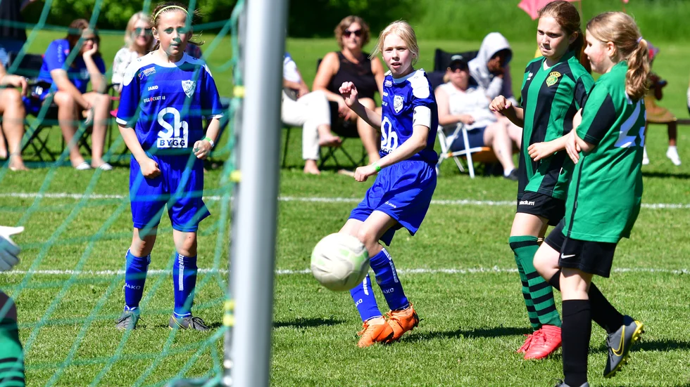 IFK D/Ö:s flickor födda 2008 i förra årets Roslagscup. Här Nova Eriksson framför motståndarmålet. Nu är cupen iinställd.