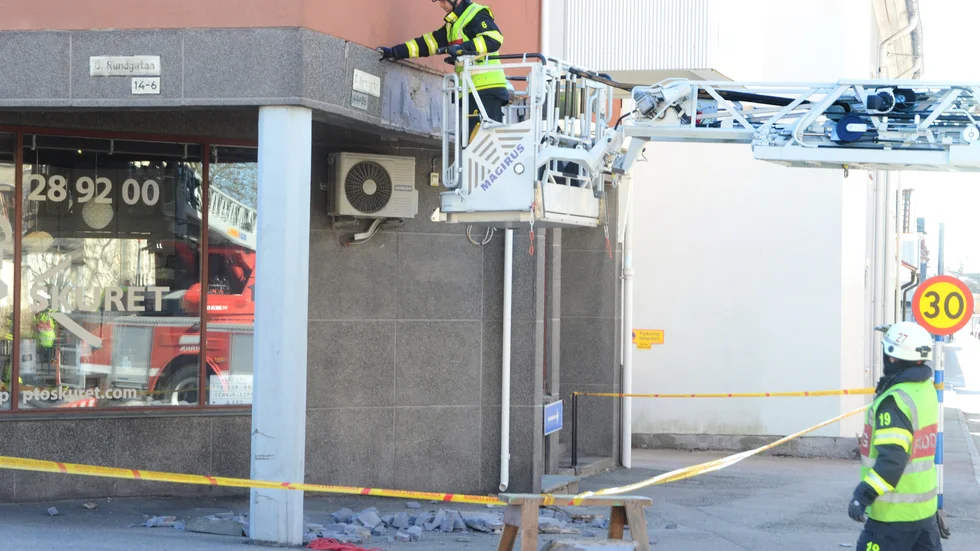 Räddningstjänsten i arbete på platsen.
