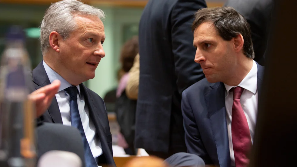 Frankrikes Bruno Le Maire (till vänster) och Nederländernas Wopke Hoekstra (till höger) är två av huvudpersonerna när EU-ländernas finansministrar försöker enas om stödpaket kring coronapandemin. Arkivfoto.