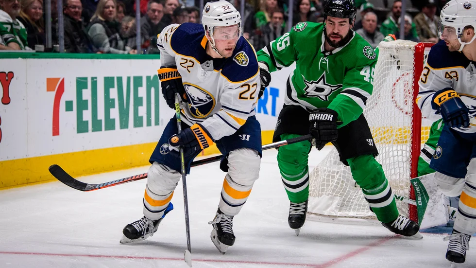 Johan Larsson är hemma på Gotland igen efter att NHL-säsongen har pausats. Här i en match mot Dallas Stars.