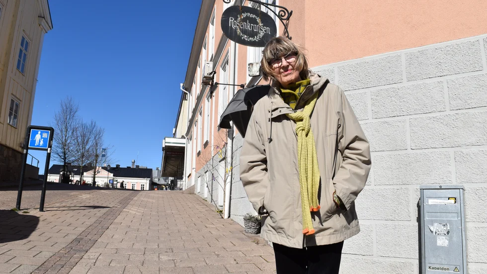 Inne i butiken Rosenkransen brukar Vivi Möller möta kunderna men just nu är butiken stängd.