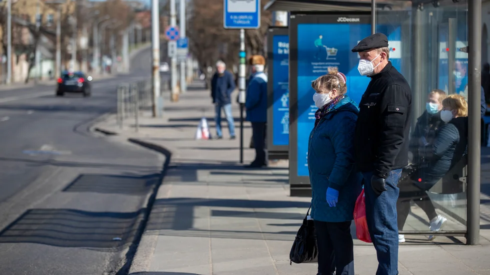 Coronaviruset sprids även i baltstaterna, där antal bekräftat smittade och avlidna stiger. Här väntar människor med ansiktsskydd på bussen i Litauens huvudstad Vilnius.