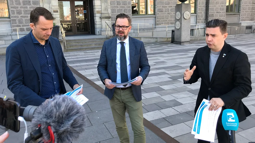  Under måndagen presenterade den politiska majoriteten sitt andra åtgärdspaket för att parera effekterna av coronapandemin. Mattias Stjernström (C), Jari Puustinen (M) och Jimmy Jansson (S) höll pressträffen utanför stadshusets entré.