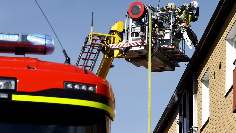 Räddningstjänsten fick såga upp taket vid lördagens brand.