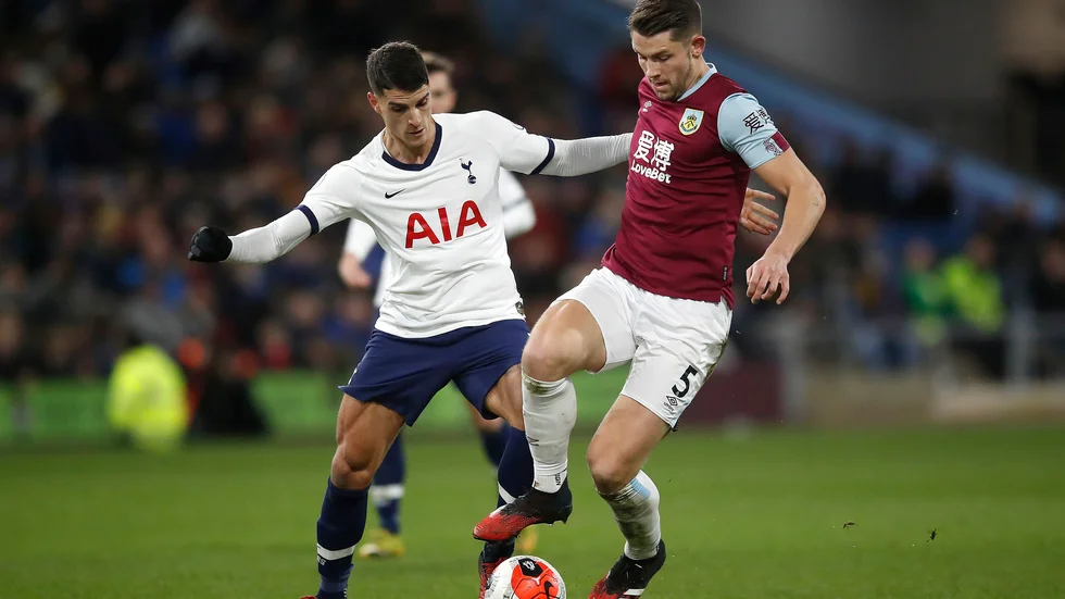 James Tarkowski (höger) och hans Burnley har det tungt ekonomiskt på grund av coronakrisen. Arkivbild.