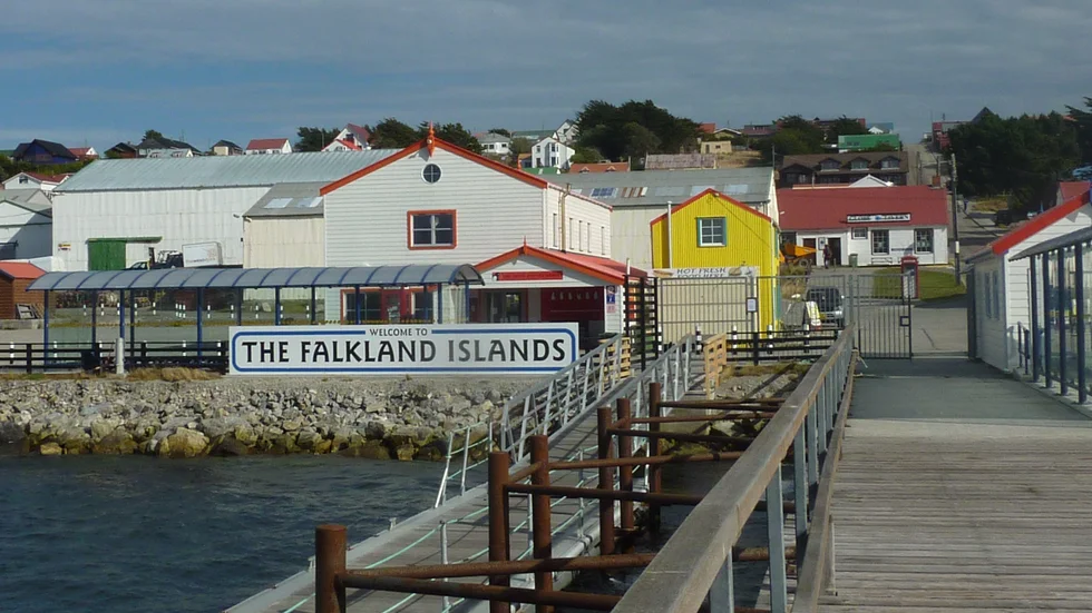 En skylt i huvudstaden Stanley hälsar folk välkomna till Falklandsöarna. Ögruppen har fått sitt första bekräftade fall av corona. Arkivbild.