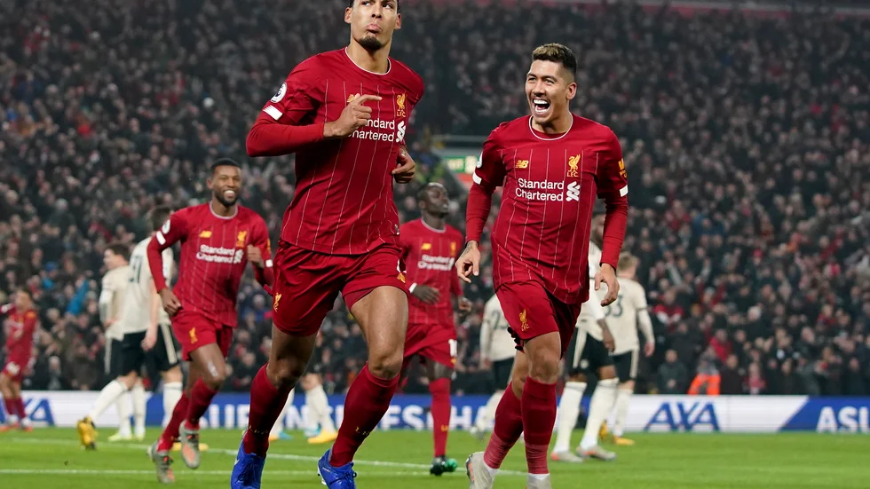 Virgil van Dijk (vänster) och Roberto Firmino (höger) var bara två segrar ifrån att vinna Premier League med Liverpool när coronakrisen stoppade ligaspelet. Arkivbild.
