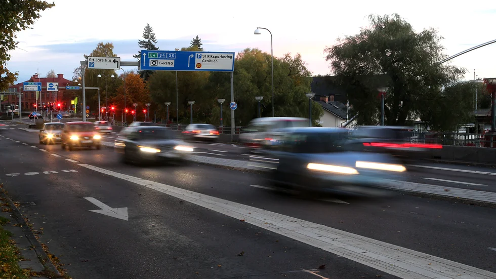 Artikelförfattarna ifrågasätter beslutet att öppna bussfilerna på Hamngatan för biltrafik.