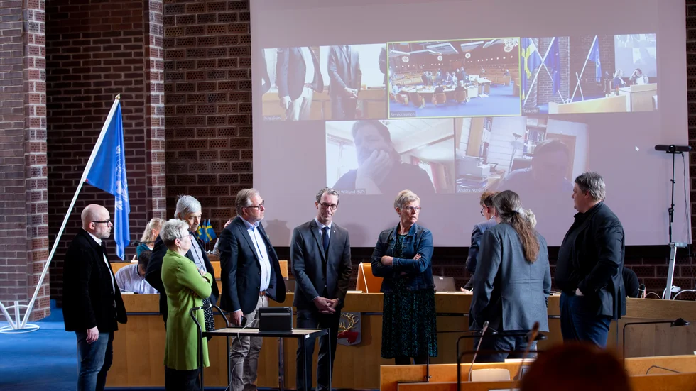 Kommunfullmäktiges ordförande Stefan Askenryd ajournerade mötet och samlade gruppledarna när det framkom att Skol- och landsbygdspartiet deltar med två ledamöter.