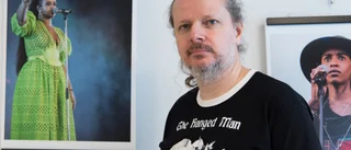 Från diket kommer han nära artisterna 