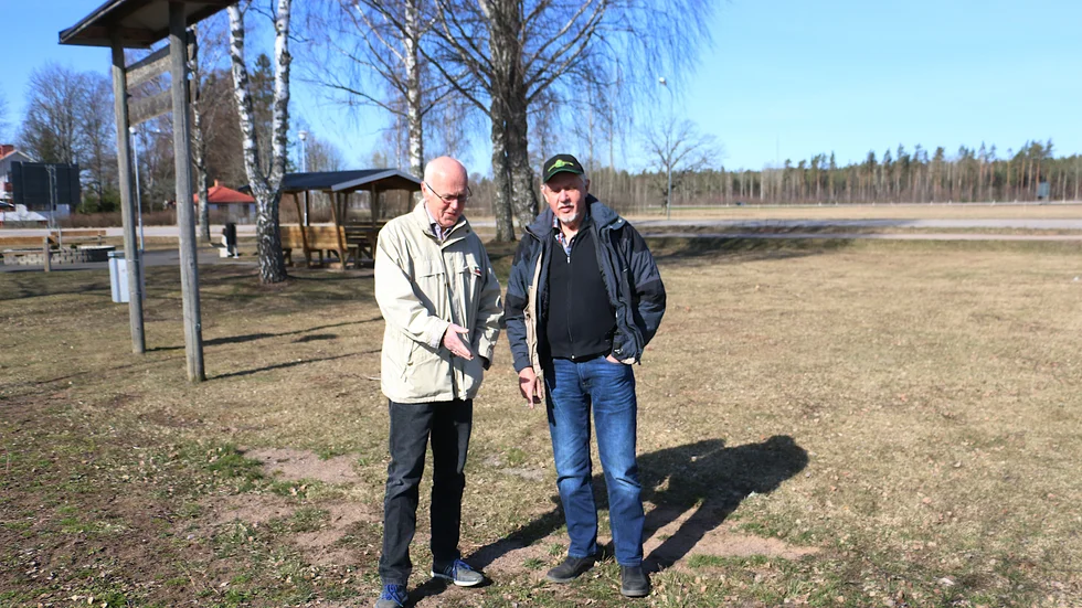 Bosse Bergman från FH Skeppet och Kent Karlsson i samhällsföreningen  pekar ut platsen där den offentliga toaletten ska stå. I många år har de efterfrågat den här satsningen.