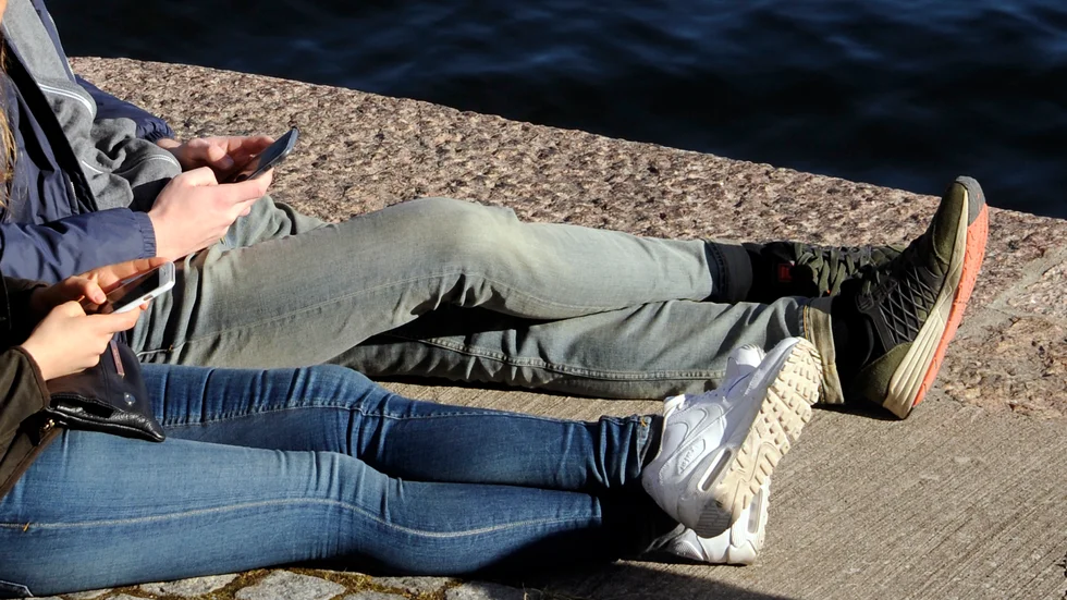 Digitaliseringen av tjänster inom vården pågår redan, svarar skribenten som svar på en tidigare debattartikel från MUF om digitalisering av ungdomsmottagningarna i länet.