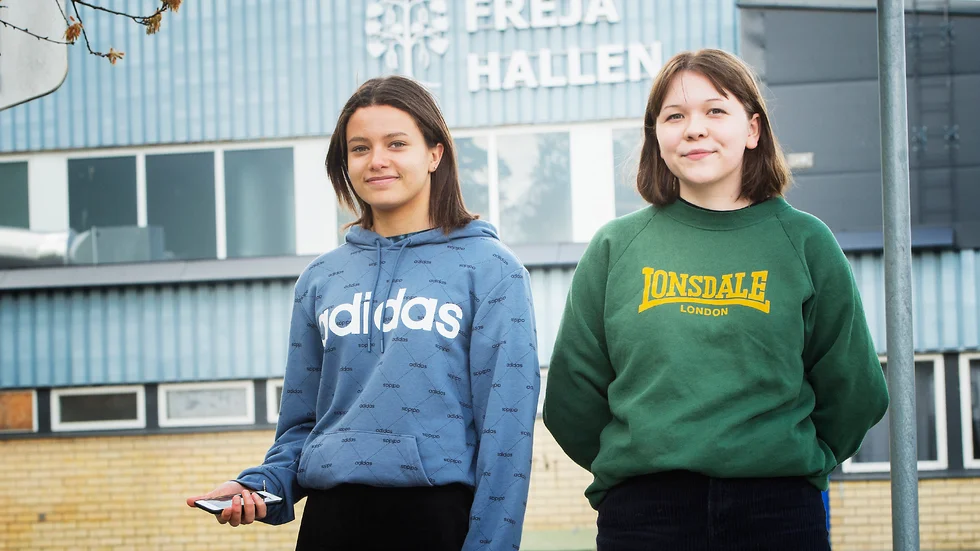 Hilda Ander berättar att reaktionerna på en annorlunda "balen" varit blandade. "Några är jättetaggade, några tycker det är tråkigt. Jag tycker mest det är kul,  det är kul med det här traditionerna, att göra den här sista grejen tillsammans." Till vänster i bild är Hildas kompis Elise Berkenstam.