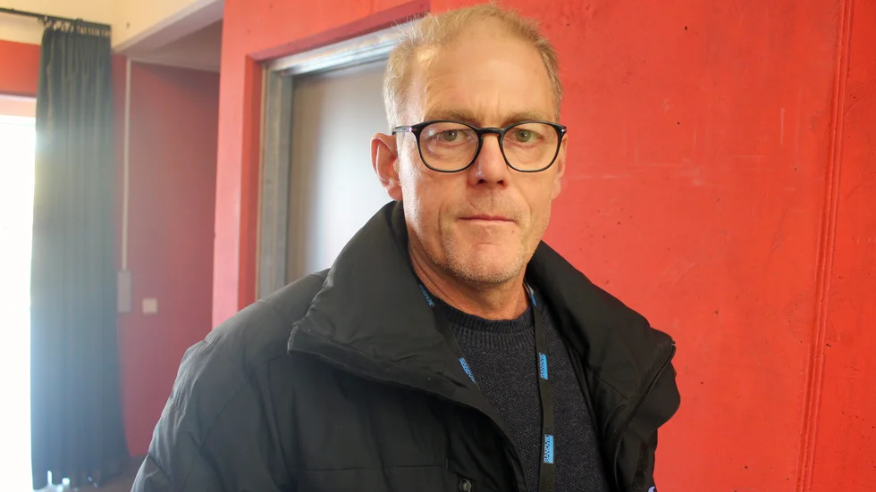 Förre IFK Motala-tränaren Ola Grönberg jobbar med bandyn i Sandvikens AIK. På tisdagen är det match mellan Saik och Motala i elitserien.