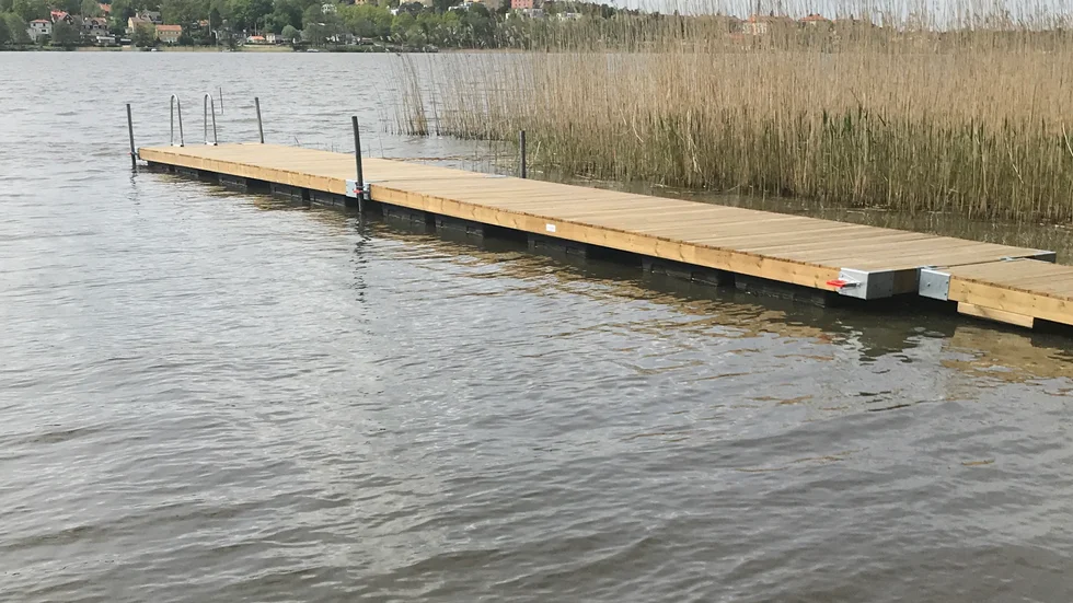 Inför badäsongen har en ny brugga sjösatts vid Abborrberget.