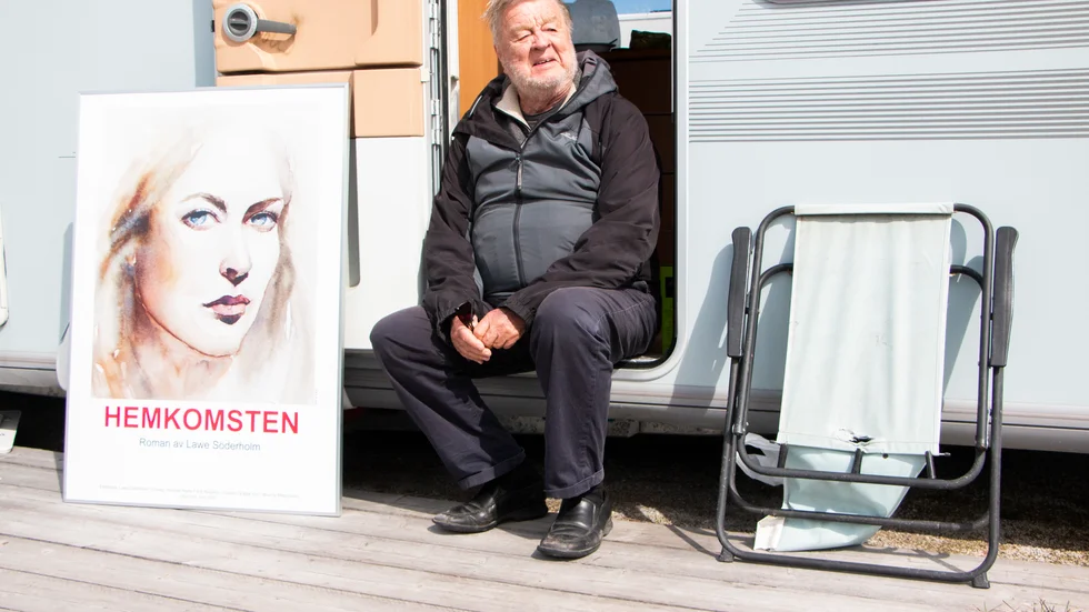 Författaren Lawe Söderholm har nu släppt den sista boken i sviten om Lisa och laestadianismen. Omslaget är målat av Piteåkonstnären Maria Fäldt.