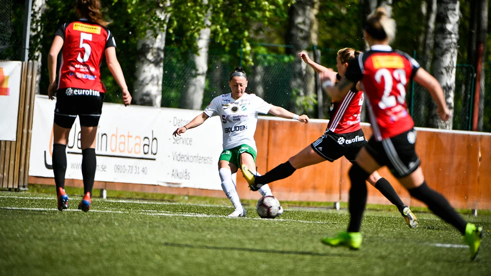 Fotbollen har fått klartecken. Men mycket krävs för att det klubbarna ska få fortsätta med det.
