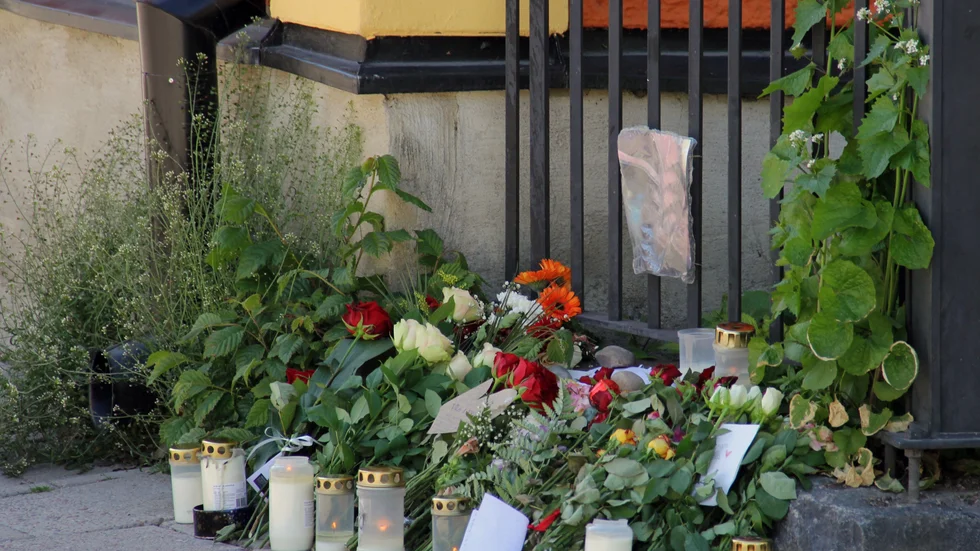 Vid platsen där den knivskurne mannen hittades lades blommor ut efter mordet.