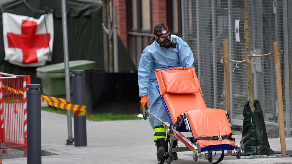 Sjukhuspersonal i arbete utanför akutmottagningen på S:t Görans Sjukhus i Stockholm. Arkivbild.