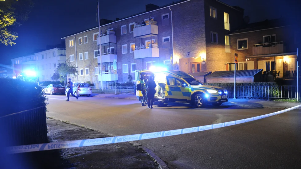 En brand bröt ut i en lägenhet under fredagskvällen. En person fick föras till sjukhus i ambulans.