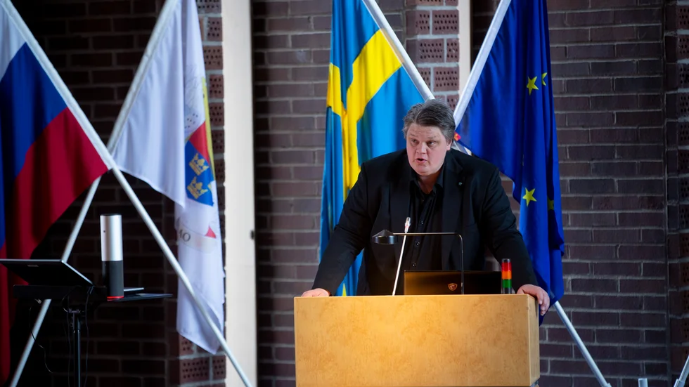 "Vi sitter inte i kommunfullmäktige för att ta enkla beslut. Vi agerar utifrån forskning och erfarenhet. Inte känslor och yta" skriver Magnus Häggblad (SD), gruppledare.