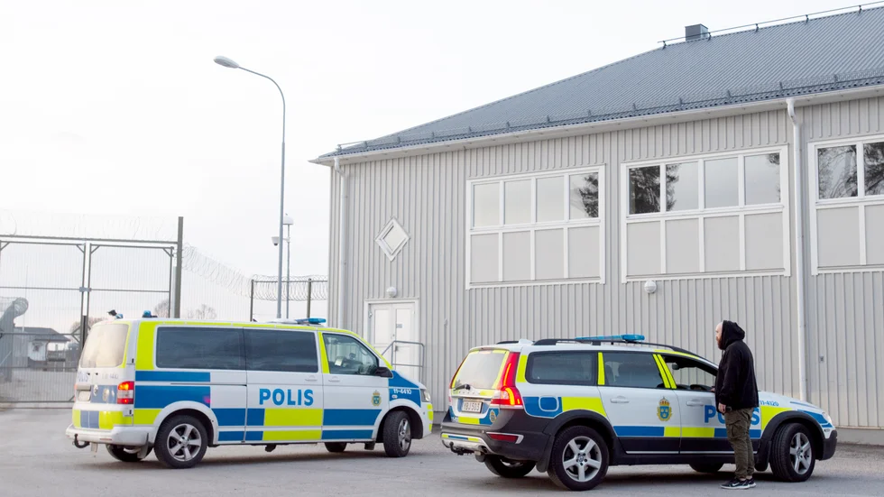 Johan Lind pratar med polisen en liten stund efter att han blev misshandlad vid Johannisbergs ungdomshem. 
"Jag är blodig och det är klart att det känns, jag hade  förvarnat", säger Johan Lind. 